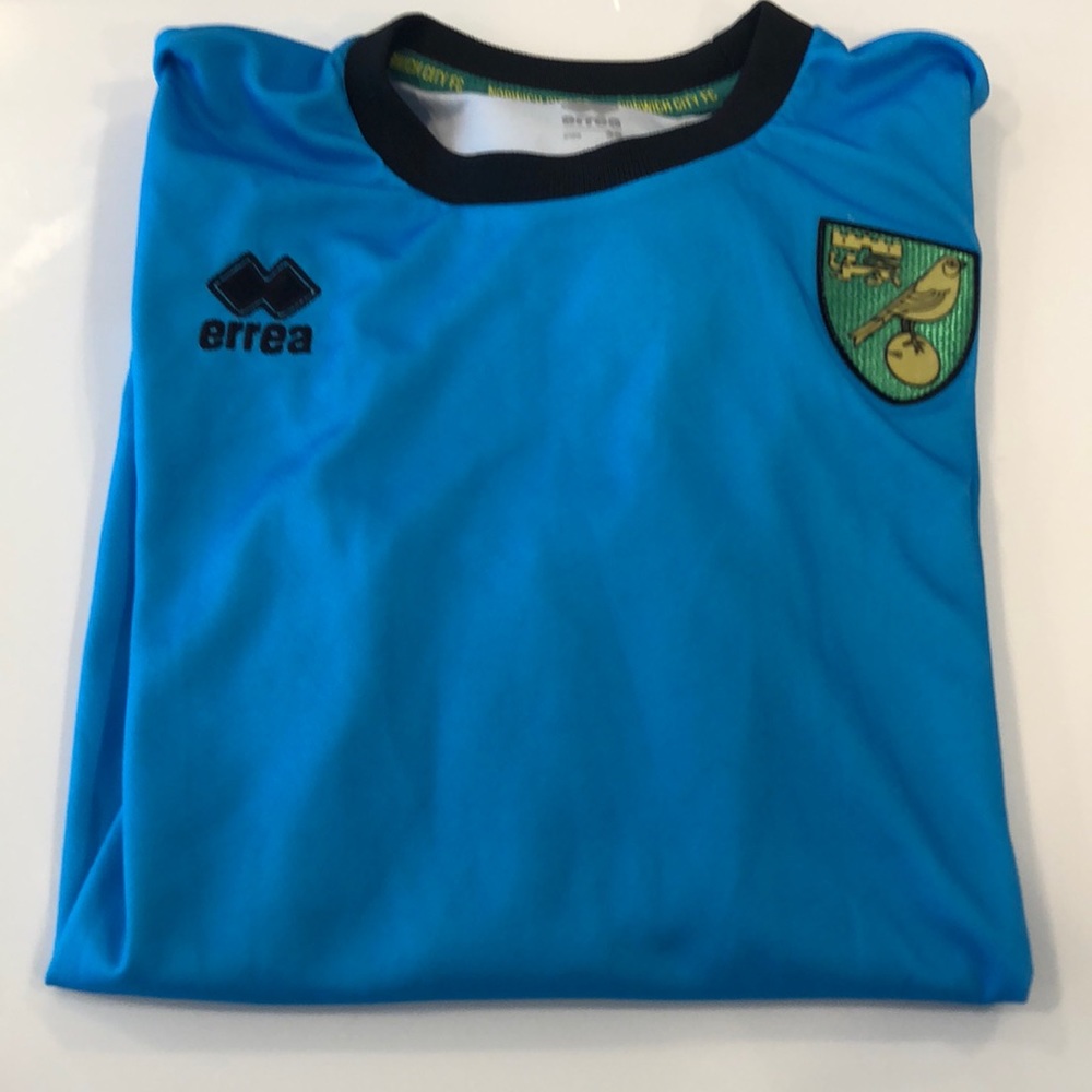 Boys’ Norwich City Canaries Gunn Jersey size 36